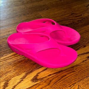 OOFOS Hot Pink Recovery Flip Sandals